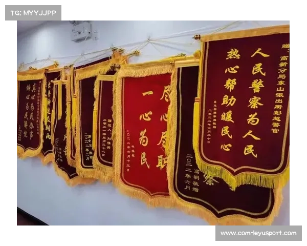 暴雨中志愿者撑伞护奖牌盒画面登上世界媒体头条引关注 暴雨中志愿者撑伞护奖牌盒画面登上世界媒体头条引关注